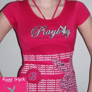 Playboy - Playboy T-Shirt helt ny aldrig använd.   Storlek one size (small/medium).   Säljes enligt bilden