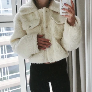 Croppad teddyjacka | NA-KD x Linn Ahlborg - Fint skick! Endast använd ett fåtal gånger.