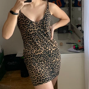 KLÄNNING BOOHOO  - Fin klänning från boohoo med lappar kvar. Står strl. 44 i lappen men passar en S-M ungefär. Resår bak för fin passform vid bysten och klänningen har perfekt längd. 