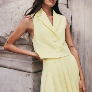 Kjol & Väst strl S - Intressekoll ! Kjol och väst från Zara som inte är använd i strl S. 😊 Buda gärna i kommentarerna 