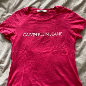Calvin Klein tröja i en cerisrosa färg🌺 Säljer då den inte är min stil längre. 150kr eller bud