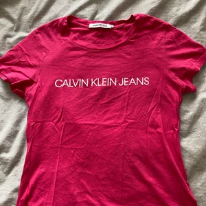Calvin Klein tröja - Calvin Klein tröja i en cerisrosa färg🌺 Säljer då den inte är min stil längre. 150kr eller bud