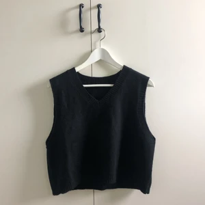 Svart stickad väst - Fin väst, använd en gång💕