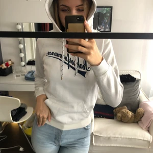 Fin äkta peakperformance hoodie - En vit hoodie med marinblå text av peakperformance. Skador vid Axel (kan lagas med nål o tråd) inklusive ett band, resulterar i priset. Både skön och snygg! Kan disskutera pris. Säljare står för frakt