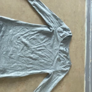 Grå tröja  - En grå tröja som sitter väldigt tajt, skulle säga den passar bättre för xs än s, den är stretchig 