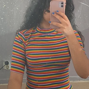 Regnbågs tröja - En regnbåges tröja som är tajt och fin 