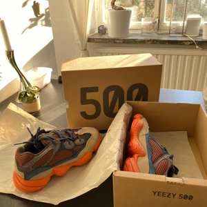 Adidas Yeezy 500 Enflame strl. 42 - Säljer ett par HELT oanvända Adidas Yeezy 500 Enflame från raffle i Adidas Confirmed-appen. Givetvis äkta - kvitto finns. Övre delen är gjord i både mesh, läder och mocka. Sulan i orange AdiPRENE. BUD!!! Lycka till! 