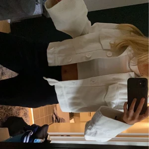 Jacka från Nelly - Beige manchesterjacka från Nelly! Säljer pga att den aldrig kommit till användning. Helt ny! Storlek 36🤍🤍köparen står för frakt! 