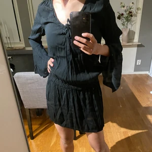 Svart klänning  - Fresh klänning som använd ett par gånger i stranden. Frakt inkl inte i priset. 