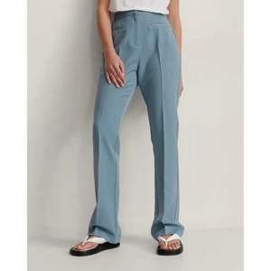 Byxor från na-kd - Oanvända byxor från na-kd, endast fotad i. Storlek 36. Nypris 399kr. Första bilden är lånad från na-kds hemsida.