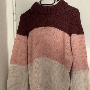 Stickad tröja - En jättefin stickad tröja som är köpt från bubbleroom! Använt Max 3ggr! 
