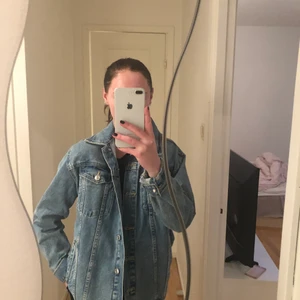 Jeansjacka storlek 40 - En blå jeansjacka som inte är använd. Den är i topp skick och passar med allt. Den är perfekt till våren och till sommaren! Skriv om du vill veta mer. 