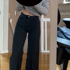 Svarta Jeans Wide/Straight - ett par wide/straight svarta jeans som jag nästintill aldrig använt därför i väldigt bra skick med ännu bättre kvalitet, passar både S och M. 170kr frakt ingår ej