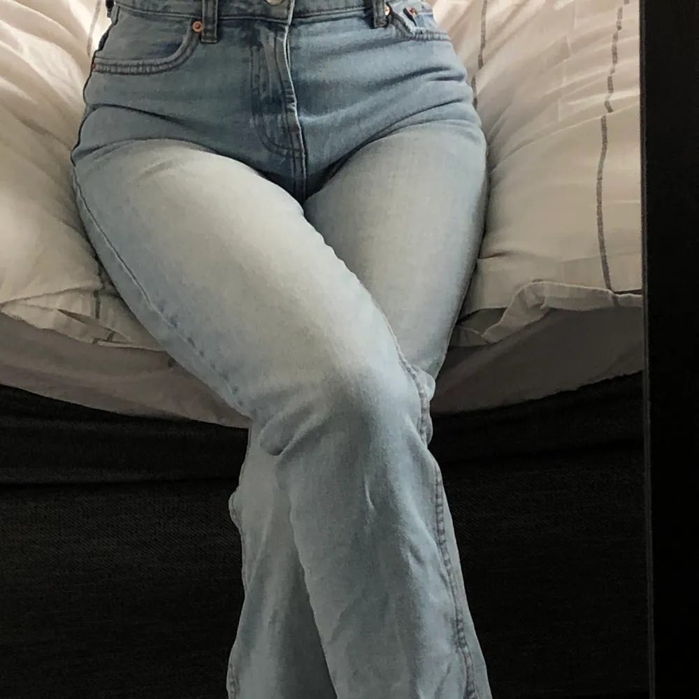 Jeans från Bershka. Storlek 34, jätte bekväma jeans i en mom jeans modell.. Jeans & Byxor.