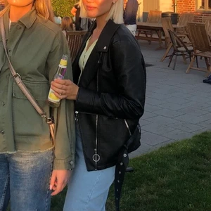 Oversized skinnjacka - Oversized skinnjacka från Nakd. Storlek 36 och i fint skick. Läderimitation inte äkta.