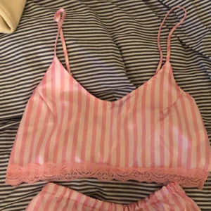 Rosa pyjamas set  - Jätte fint pyjamas set i storlek SMALL, har aldrig blivit användt då jag beställde i fel storlek. Väldigt bra kvalite. Köparen står för frakten. 