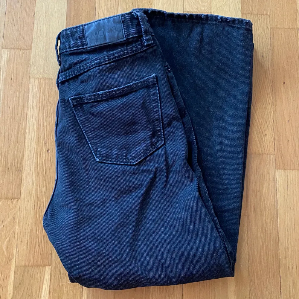 Säljer dessa Monki jeans i modellen Mozik!! Första bilden beskriver färgen absolut bäst. Nypris: 400kr🌼  Köparen står för frakt 📦!!. Jeans & Byxor.