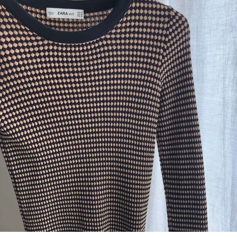 Säljer denna mönstrad stickad tröja från Zara. Knappt använd. Säljer för 350 inklusive frakt. Finns ett hål (se bild 3).. Tröjor & Koftor.