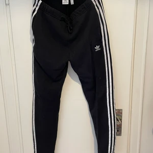 Adidas mjukisbyxor - Sparsamt använda adidas mjukisbyxor, inköpa på damavdelning