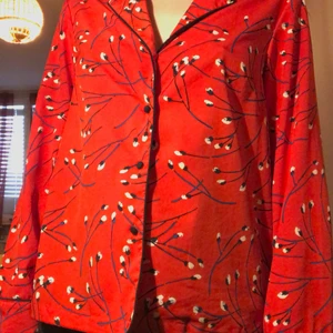 Skjorta - Röd skjorta från Lindex. Använd ca 10 gånger. Skjortan är rak i modellen. Köparen står för frakten!