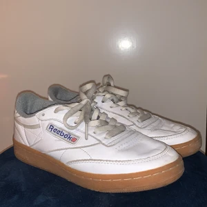Klassiska Reebok’s - Köpta på Sneakersnstuff i Sthlm för ett par år sedan. Använda sällan.😙 Svinsnygga, bara fastnat mer för andra. Ändå hållt kvar vid dem, men nu är det dags att någon annan gör bättre nytta av dem!😭😭 JÄTTESKÖNA inuti. I bra skick. Orginallådan finns ej.
