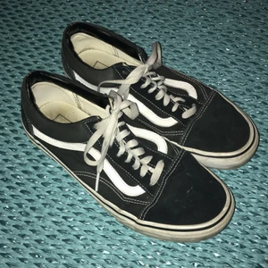 Vans svart/vita storl 41 - Vans i bra begagnat skick.