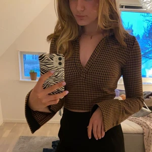 Tröja från zara  - Fin tröja från Zara går att knäppa armarna, storlek XS köparen står för frakten men kan hämtas upp i Trosa. 