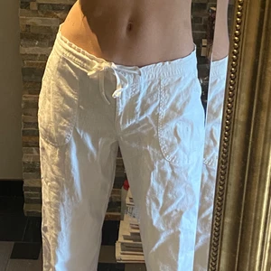Vita linnebyxor - Ett par helt nya vita linnebyxor som aldrig kommit till användning. Storlek 34 och passar bra i längden på mig som är cirka 168 cm. Köparen står för frakten på 66 kr! Skriv vid intresse 🤍🤍