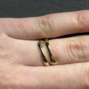 Helt oanvänd ring som ser ut som händer som kramar fingret! Jag säljer då jag är en silverperson och inte använder guld smycken! FRAKT INGÅR I PRISET WOHOOO!!💖💖