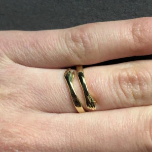 Ring - Helt oanvänd ring som ser ut som händer som kramar fingret! Jag säljer då jag är en silverperson och inte använder guld smycken! FRAKT INGÅR I PRISET WOHOOO!!💖💖