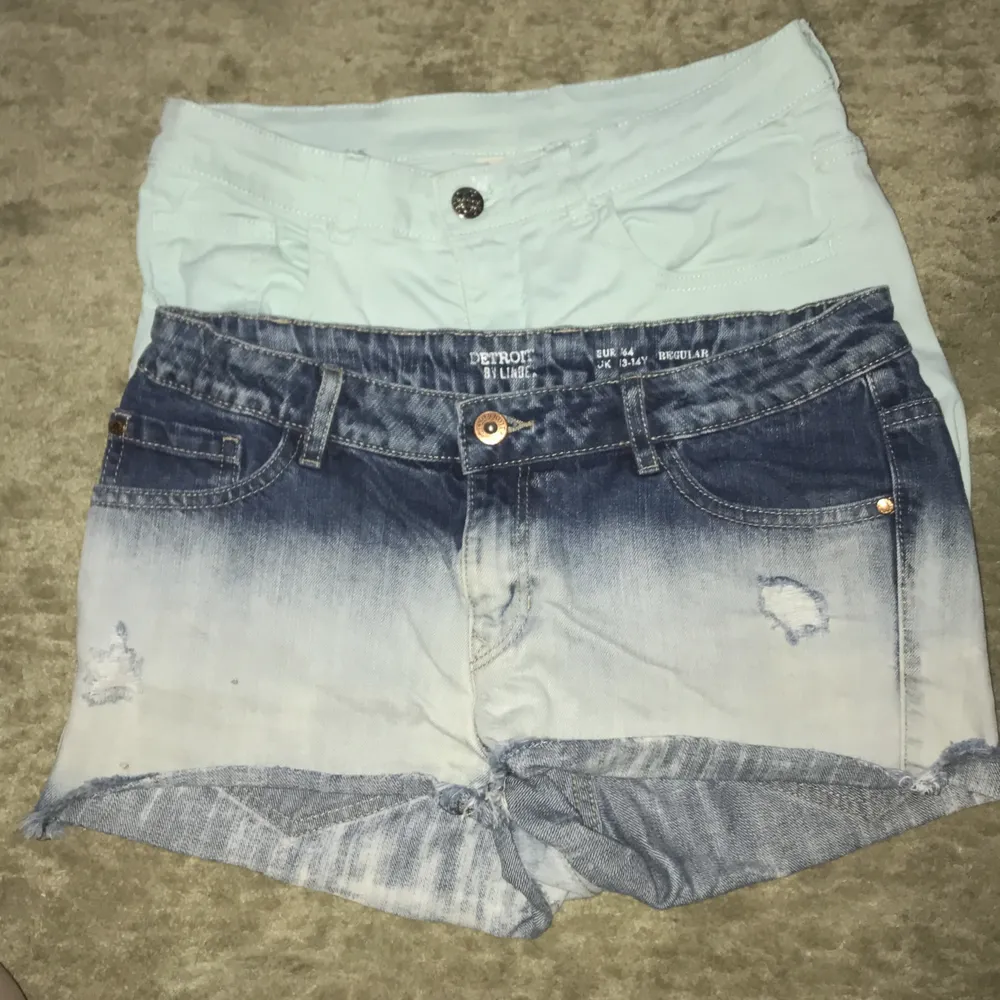 Två blåa shorts och en klänning. Ps: Det shortset som ser ut att vara vit är ljus turkos och klänningen är lite nopprig. Alla i använt skick.. Övrigt.