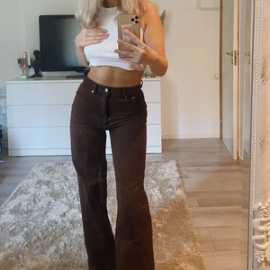 Bruna jeans  - Säljer dessa snygga bruna jeans från Pull & Bear!💘 i storlek 36, med slits nertill. Jeansen är i mycket bra skick då de tyvärr inte kommit till så mycket användning. 💞