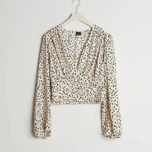 Gina blus - Säljer denna superfina populärare blusen från Gina tricot då den blivigt för liten:/ Aldrig använd så nyskick!!! Superfin unik rost röd färg som tyvärr inte längre säljs på hemsidan💗 Köpt för 400kr.