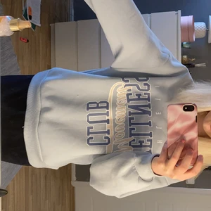 Sweatshirt  - helt oanvänd Sweatshirt från Gina!! Storlek xs men sitter stort på mig så skulle säga att den är som s/m❤️