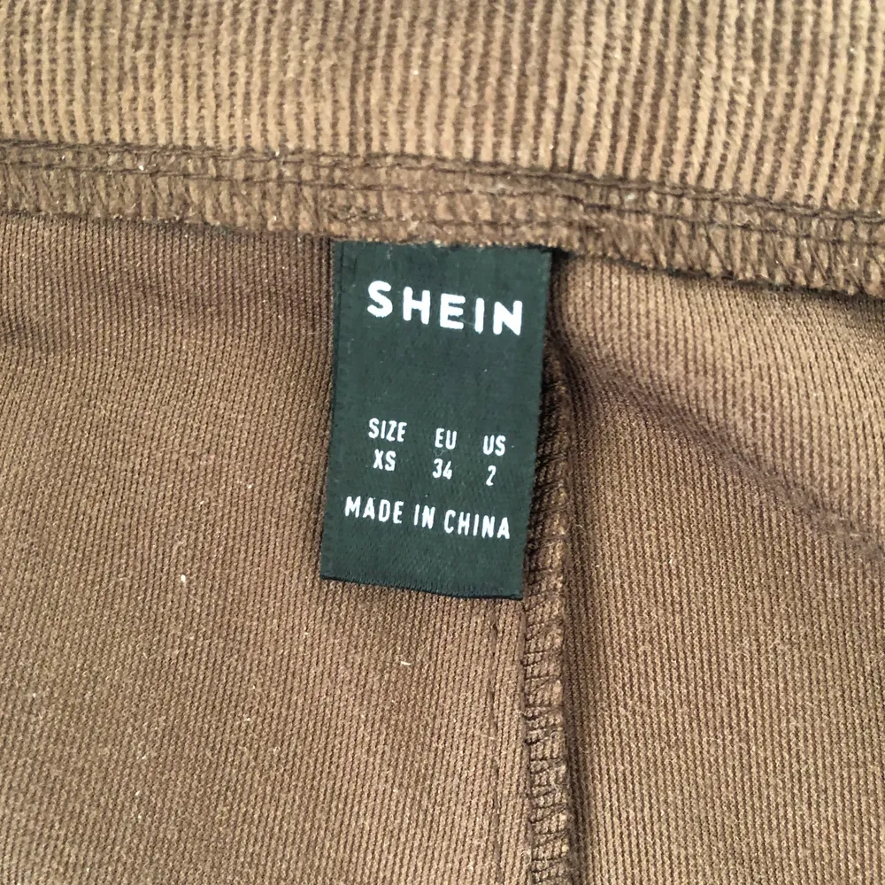 Bruna kostymbyxor från SHEIN i strl XS. Aldrig använda (sömmar nere sprättade). Jeans & Byxor.
