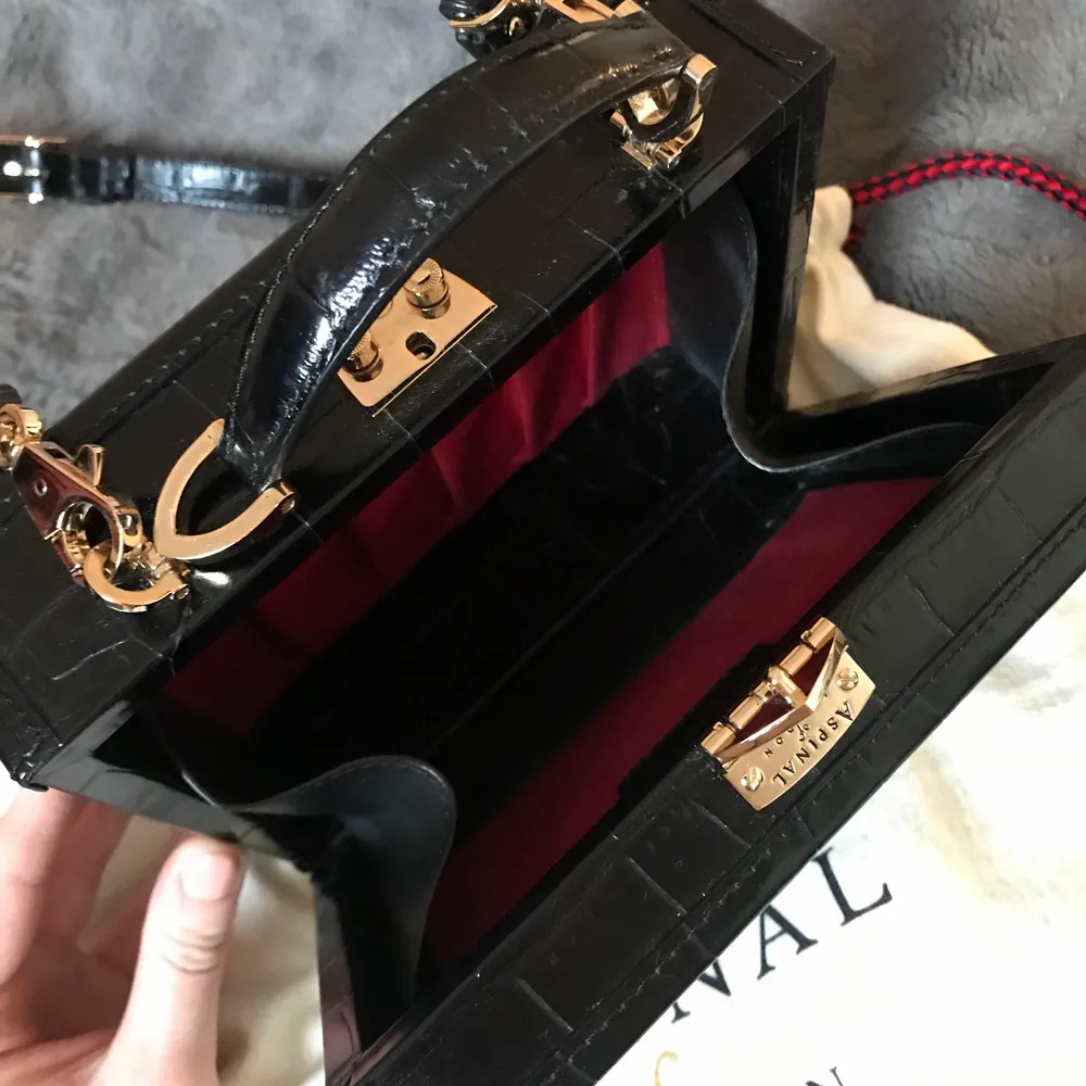 Like new! Aspinal of London classic trunk in black croc leather with red interior. Comes with dustbag and crossbody strap. Perfect condition, only worn a couple of times. Original price over 5000 SEK. Purchased from Vestiaire Collective.. Väskor.