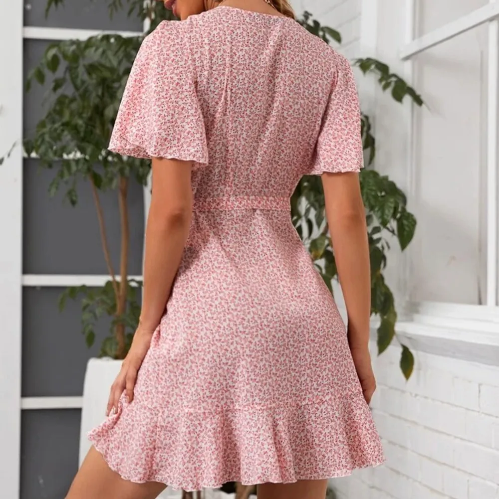 Säljer denna blommig sommar klänningen i rosa och vit🌸 den passar en S och är aldrig använd🥰 säljes för 140kr med frakt. Klänningar.
