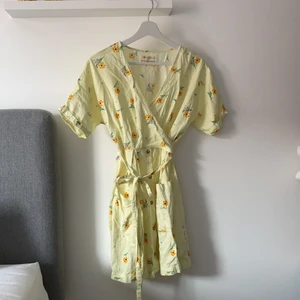 Linneklänning - Säljer min superfina linneklänning i en härlig gul färg. Perfekt till sommaren och i ett väldigt fint skick! Storlek xs❤️ Buda i kommentarerna!  Kika gärna in min profil för fler najs plagg till sommaren!❤️