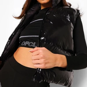 Väst - Säljer två helt oanvända sånnahär västar en storlek 38 och en storlek 40. Lapparna e kvar på. 300kr st