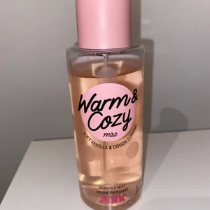 Bodymist  - Bodymist från PINK i doften Warm&cozy. Drygt 90% kvar.💗💗 Köparen står för frakten❣️❣️