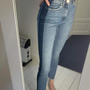 Blåa jeans med mörk rand på sidorna! Från Gina Tricot. Är 171 cm för referens 