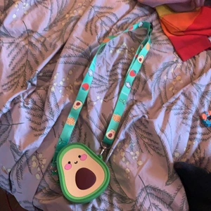 Avokado väska  - Fin avokado väska rolig att ha med lite överallt snygg att ha till skolan/jobb fin nians! Pris och mått kan så klart diskuteras❤️🥑