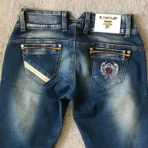 Mörkblå tajta och mjuka jeans. Den är för liten för mig. Har använt max 2-3gånger. 