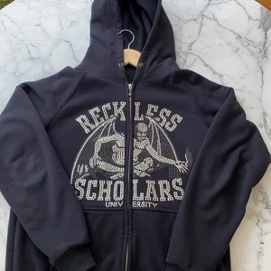 Reckless scholars hoodie - Storlek L, skick 9/10 (saknar två stenar som ses på sista bilden) 