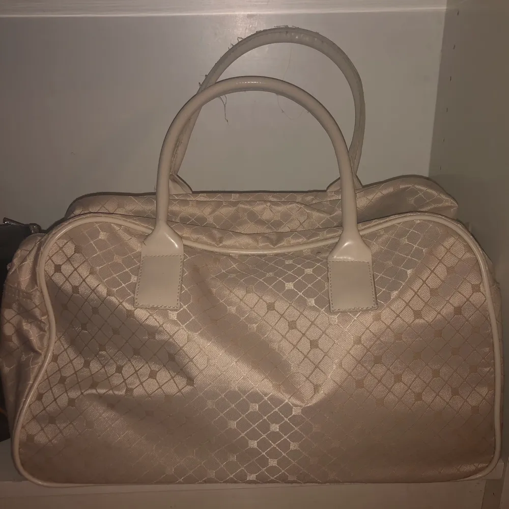 Good condition big bag, great quality, and used only 3 times. Väskor.