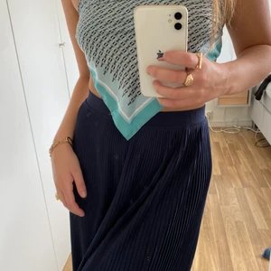 Lång Kjol - En lång mörkblå kjol, jätte fin nu till sommaren! 