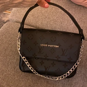 Liten söt väska  - Söt liten ny väska oanvänd, kan hämtas i Skåne eller postas ( filmar alltid vid postning) köparen står för frakt kostnad vid postning. 