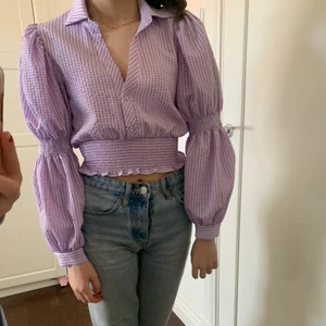 Zara Blus - Super fin zara blus som inte kommer till användning och är därför bara buren en gång💜  Storlek S men skulle fungera på XS-M