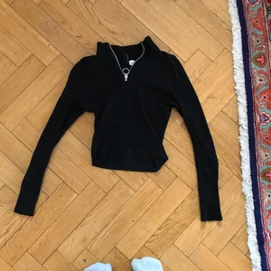 tröja  - snygg kroppad svart tröja! turtleneck med kedjor. ribbstickad kan säkert lagra den jättesnyggt! Om du vill ha mer info eller bilder skriv till mig privat!