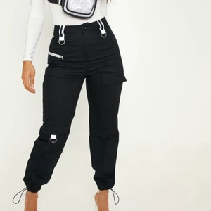 Cargobyxor  - Svarta cargobyxor från PrettyLittleThing. Storlek UK 4. 